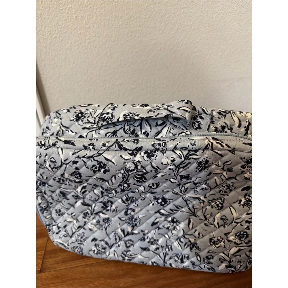 VERA BRADLEY Deluxe Travel Organizer Vanity Case Cosmetics Perennials Gray NWT